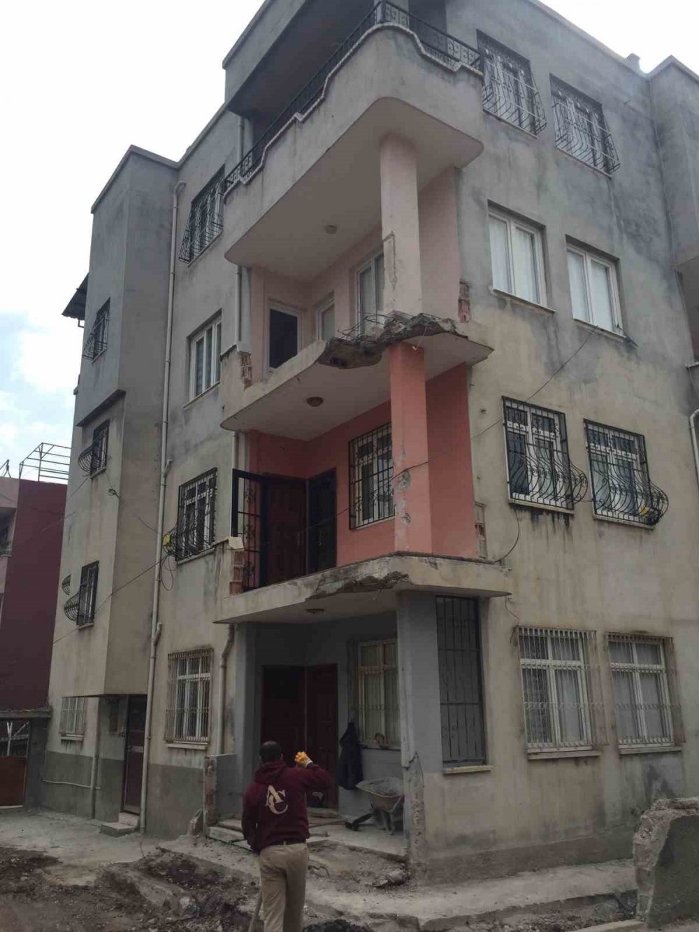 Kontrollü yıkılacaktı, 3 katlı evin üzerine düştü