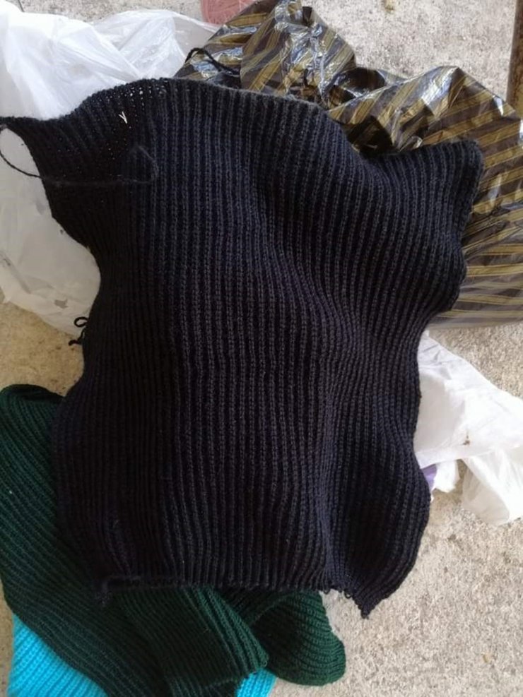 71 yaşında depremzedeler için örgü makinesinin başına geçti