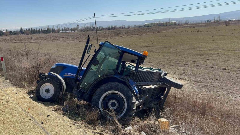Afyonkarahisar-Konya kaza! Bir römork arpa yola ve tarlaya saçıldı