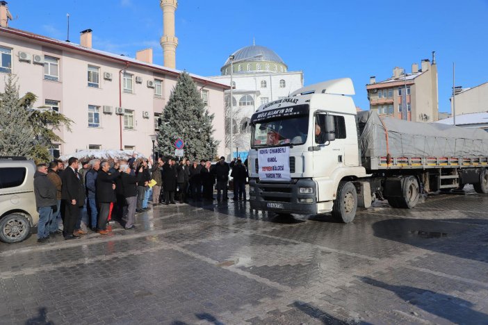 cihanbeyli-deprem-bolgesine-yardimlarina-devam-ediyor-1.jpg