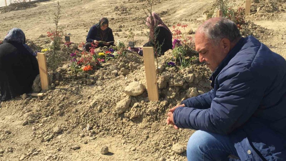 Depremde ailesini kaybeden annenin feryadı yürekleri dağladı! "Ben hanginize sarılayım"