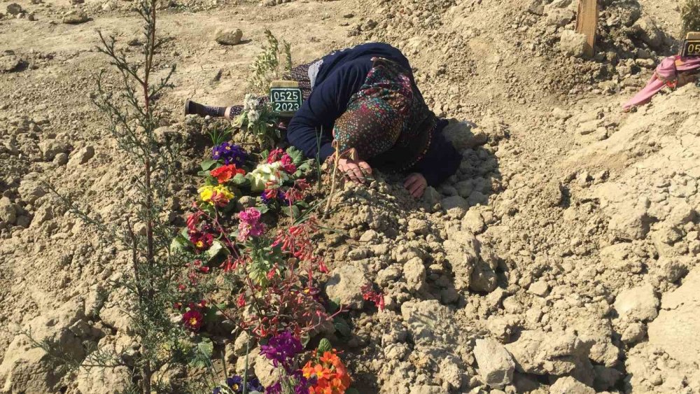 Depremde ailesini kaybeden annenin feryadı yürekleri dağladı! "Ben hanginize sarılayım"