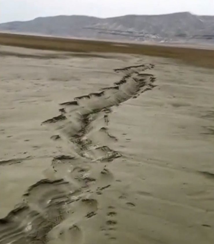 Elazığ’da deprem sonrası fay hattındaki kırıklar görüntülendi