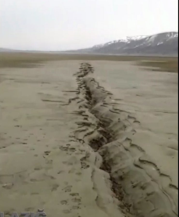 Elazığ’da deprem sonrası fay hattındaki kırıklar görüntülendi