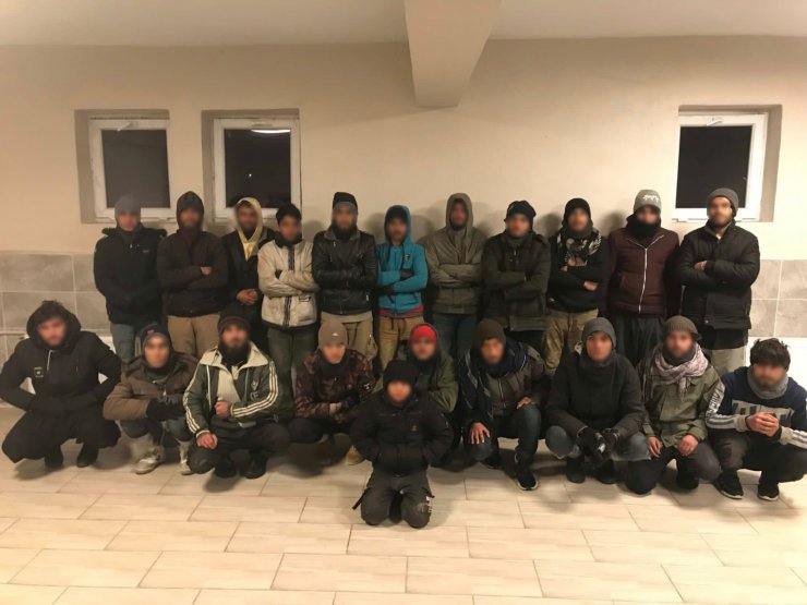 Yüzlerce kaçak göçmen ile 6 organizatör yakalandı