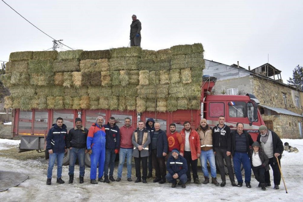 Bayburt'ta çiftçilerin deprem bölgesine yem desteği devam ediyor