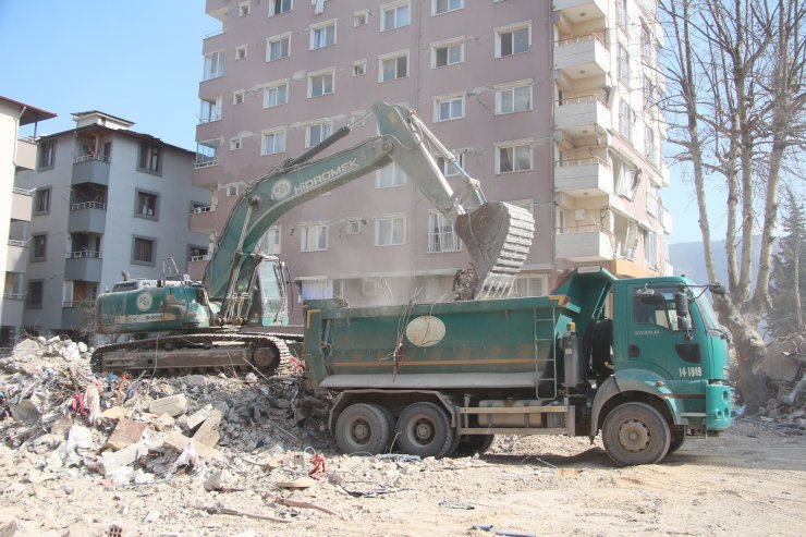 Büyük yıkımın olduğu Hatay'da enkaz kaldırma yoğunluğu