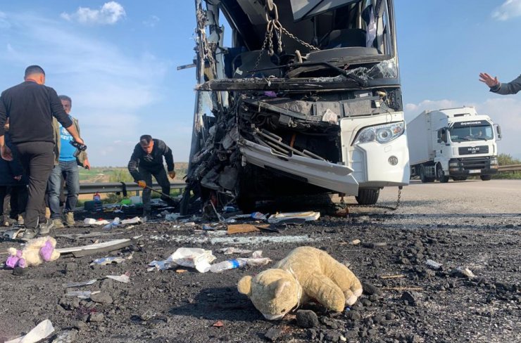 Depremzedeleri Konya'ya götüren otobüs, kamyona çarptı: Öğretmen ile öğrenci öldü, 6 yaralı var