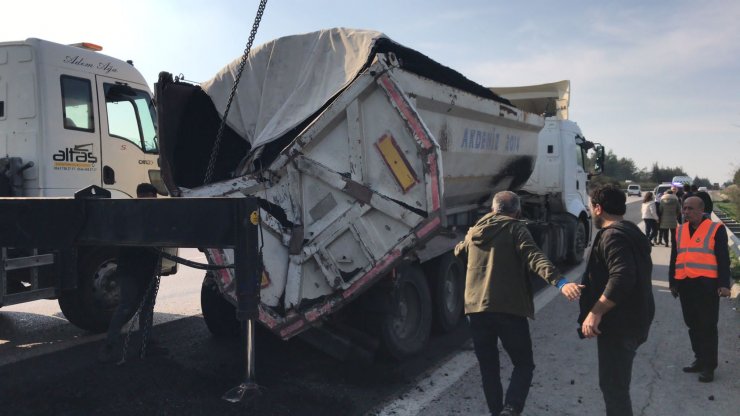 Depremzedeleri Konya'ya götüren otobüs, kamyona çarptı: Öğretmen ile öğrenci öldü, 6 yaralı var