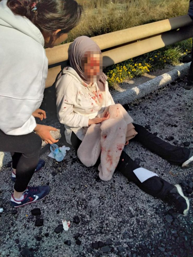 Depremzedeleri Konya'ya götüren otobüs, kamyona çarptı: Öğretmen ile öğrenci öldü, 6 yaralı var