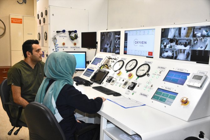 Enkazda bacağı ezilen depremzede, Konya'da hiperbarik tedavisi görüyor