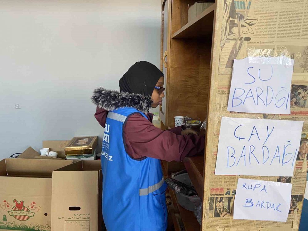 Farklı ülkelerden eğitim için geldikleri Konya’da depremzedeler için el ele verdiler