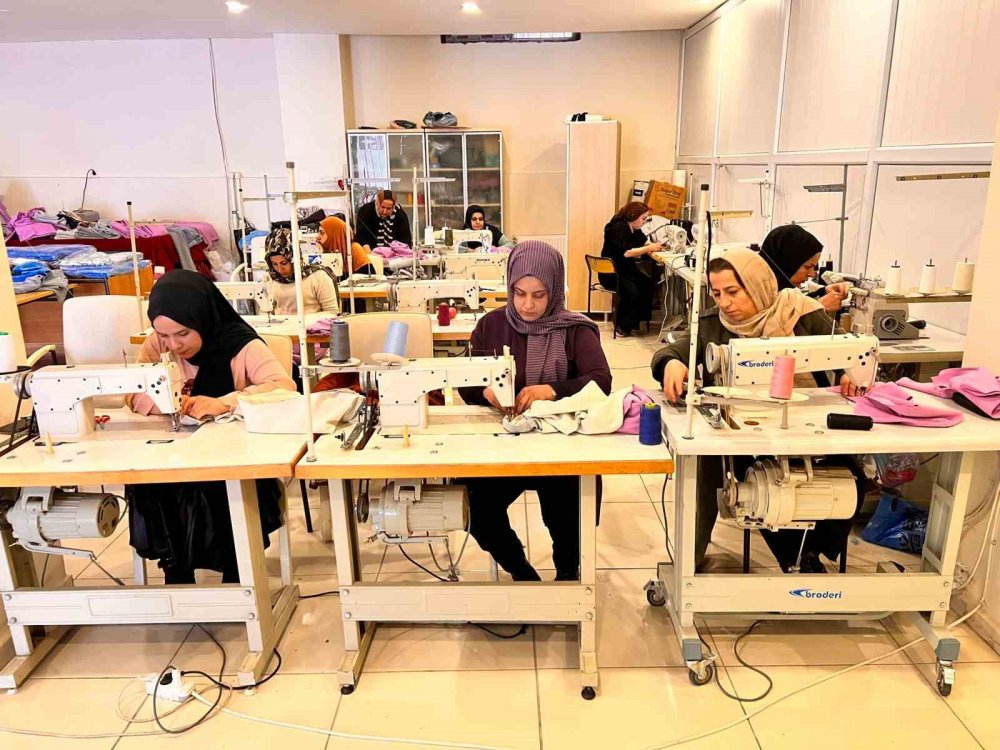 Hakkari'de depremzedeleri ısıtacak ürünler üretiliyor