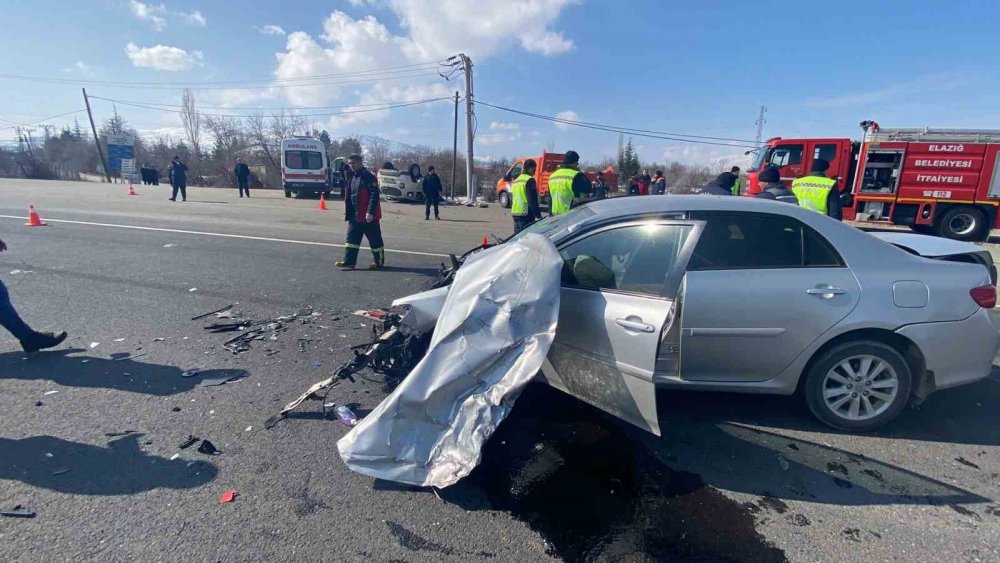 İki otomobilin çarpıştığı kazada 1 kişi öldü, 4 kişi yaralandı