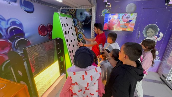 Konya'nın Bilim Tırı ile Hatay'daki depremzede çocuklara moral veriyor