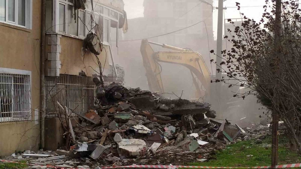 Mülk sahipleri arasındaki anlaşmazlık nedeniyle yıkılamamıştı! 48 yıllık sitede yıkım