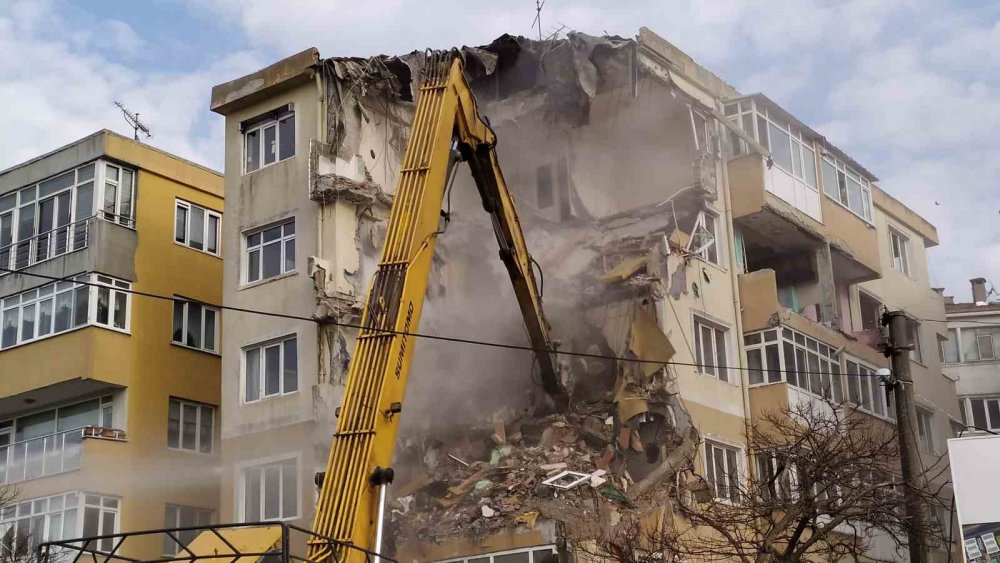 Mülk sahipleri arasındaki anlaşmazlık nedeniyle yıkılamamıştı! 48 yıllık sitede yıkım