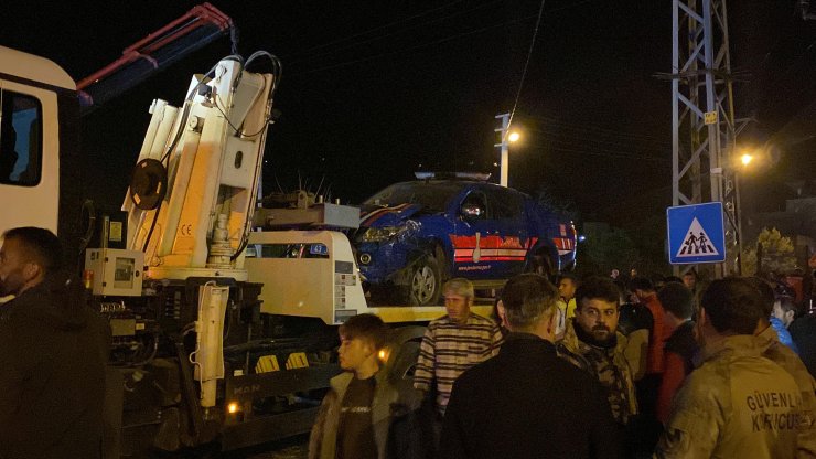 Kaza yapan iki kamyonet savrularak askeri araca çarptı; 2 ölü, 4 yaralı