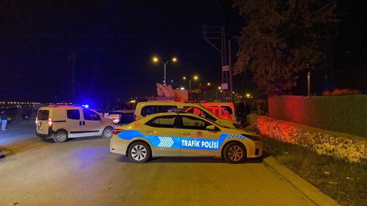 Kaza yapan iki kamyonet savrularak askeri araca çarptı; 2 ölü, 4 yaralı