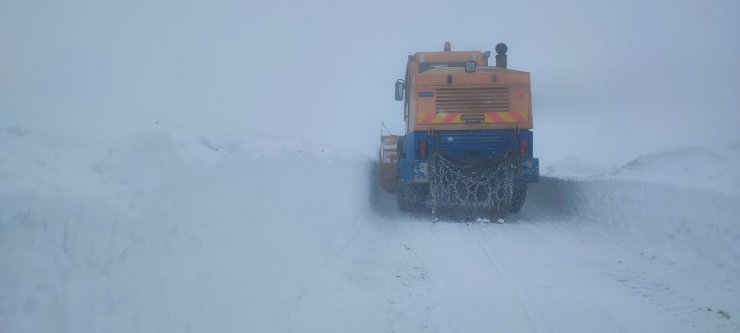Van'da askeri üs bölgesinin kardan kapanan yolu açıldı