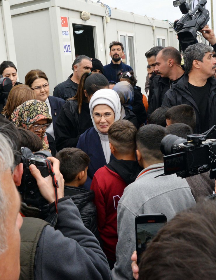 Emine Erdoğan'dan Nurdağı'nda depremzedelere ziyaret
