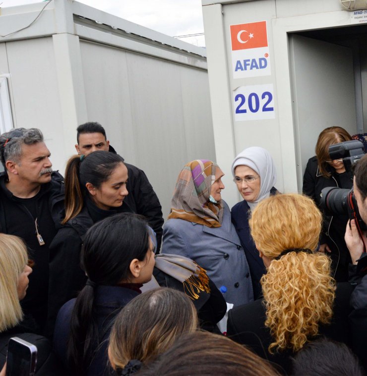 Emine Erdoğan'dan Nurdağı'nda depremzedelere ziyaret