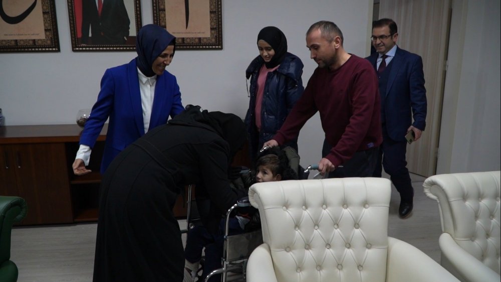 Enkazdan yaralı kurtulan depremzede çocuklar, Denizli’de anneleriyle buluştu