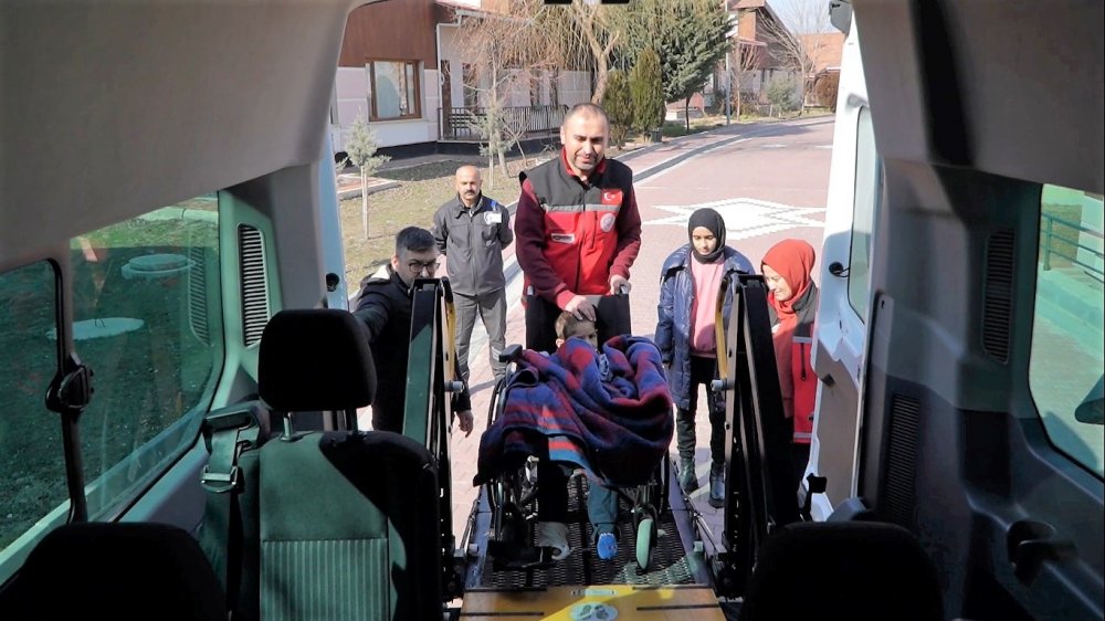 Enkazdan yaralı kurtulan depremzede çocuklar, Denizli’de anneleriyle buluştu