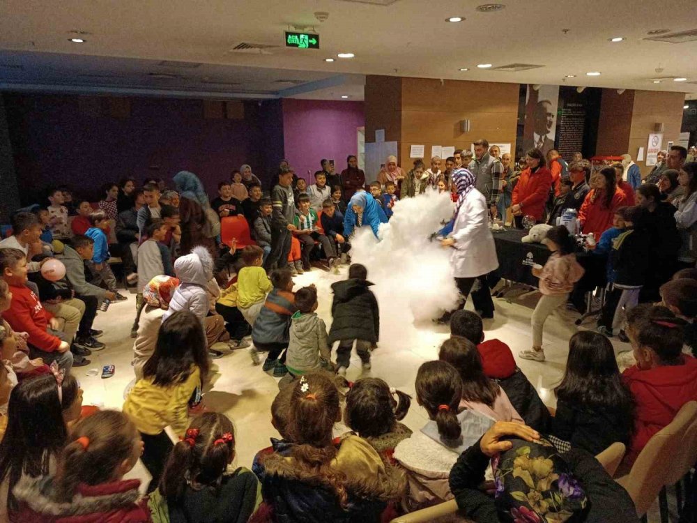 Konya Bilim Merkezi, depremzede çocuklara moral veriyor