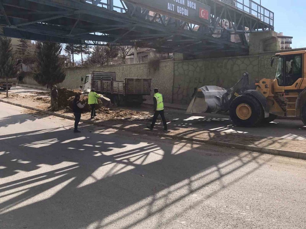 Konya'da saman balyası yüklü tır demiryolu geçidine çarptı