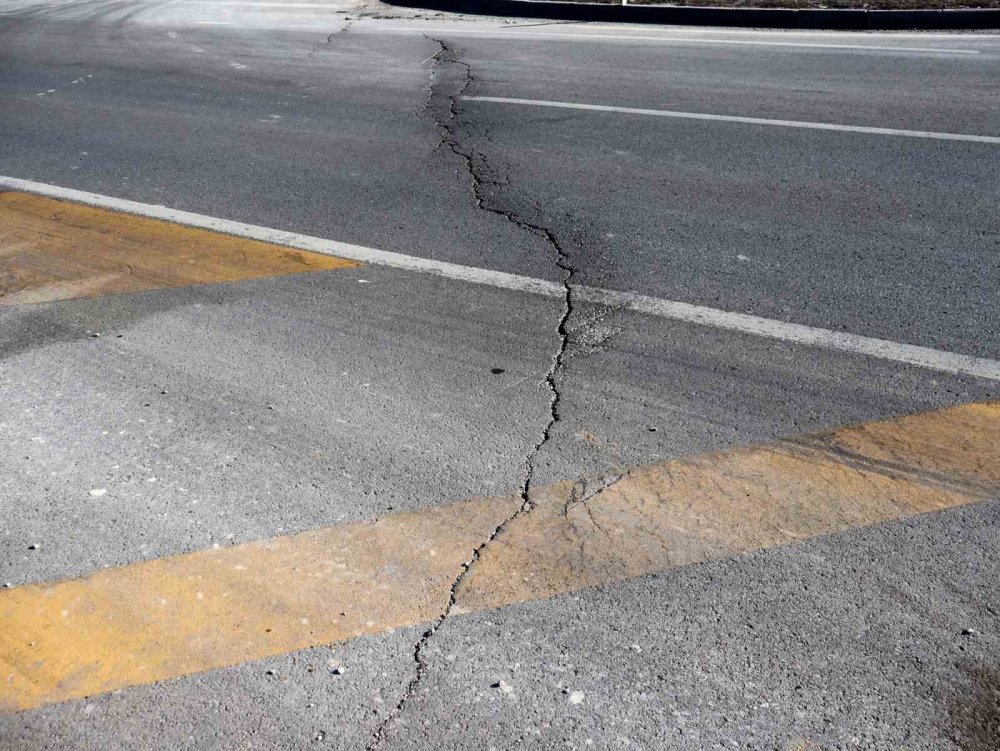 Niğde ve Konya depreminde yol ve araziler yarıldı