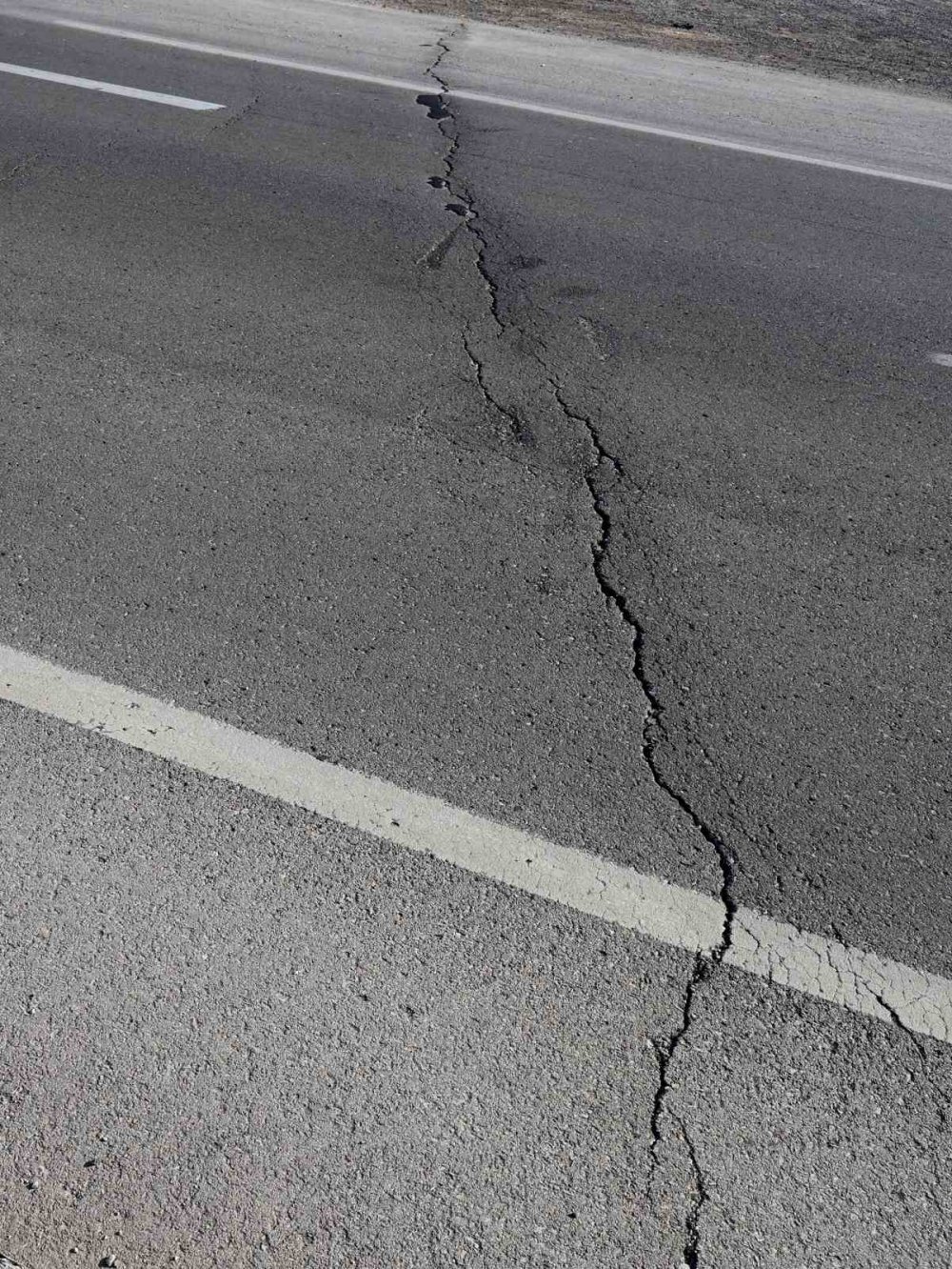 Niğde ve Konya depreminde yol ve araziler yarıldı