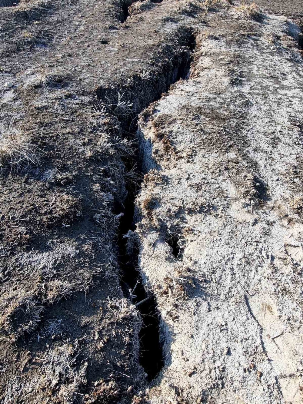 Niğde ve Konya depreminde yol ve araziler yarıldı