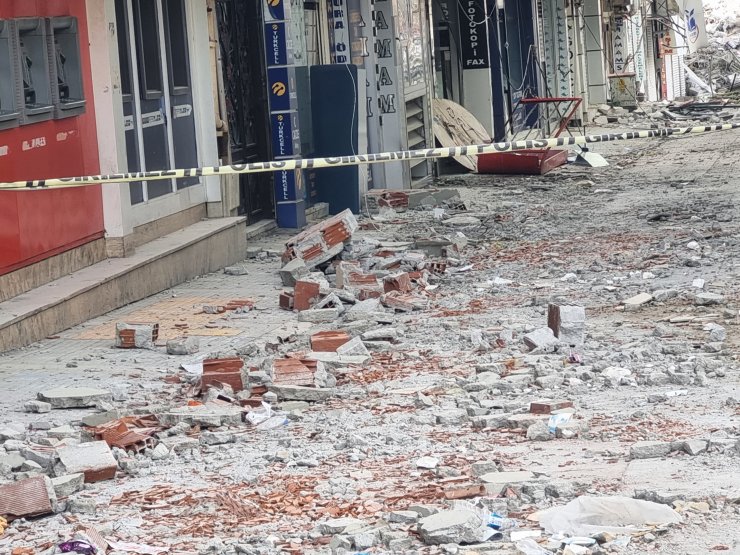 Ağır hasarlı iş yerini boşaltırken 5.6’lık deprem sonu oldu
