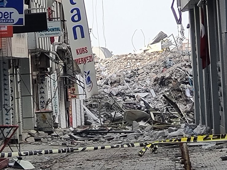 Ağır hasarlı iş yerini boşaltırken 5.6’lık deprem sonu oldu