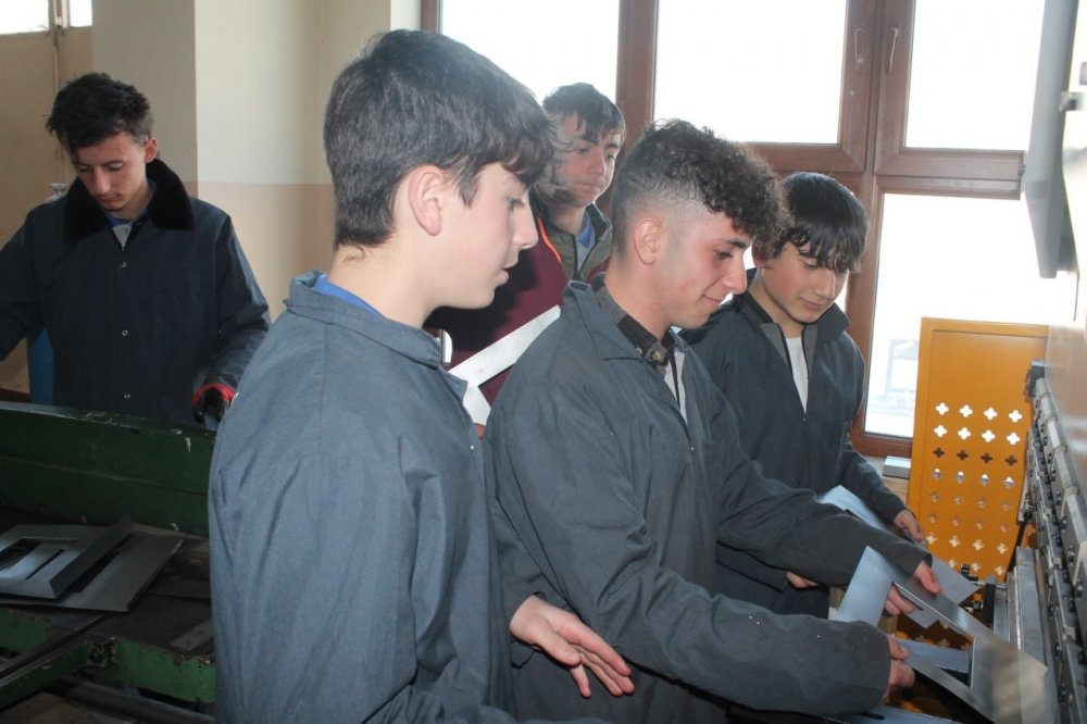 Depremzedeler üşümesin diye liseli gençler soba üretmeye devam ediyor