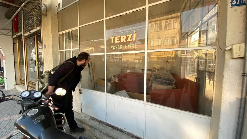 Dükkanının camında sadece ismi kaldı