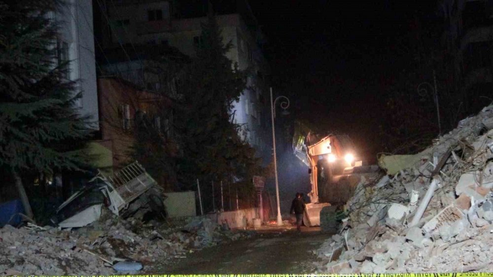 En acı bekleyiş: Anne baba, enkazdan iyi haber almayı bekliyor