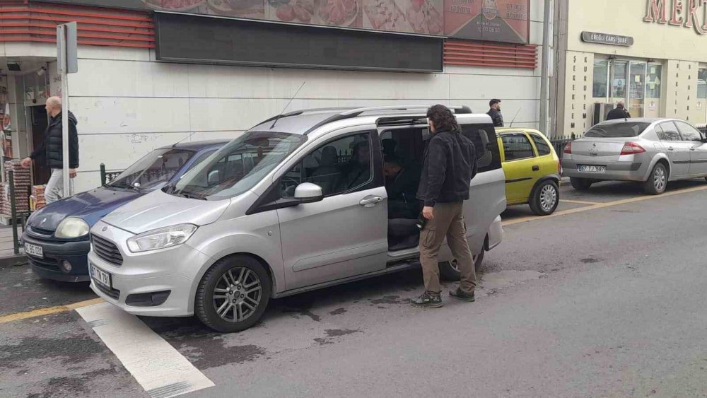 Fotoğraf çekme bahanesiyle bileziği çalmaya kalktı