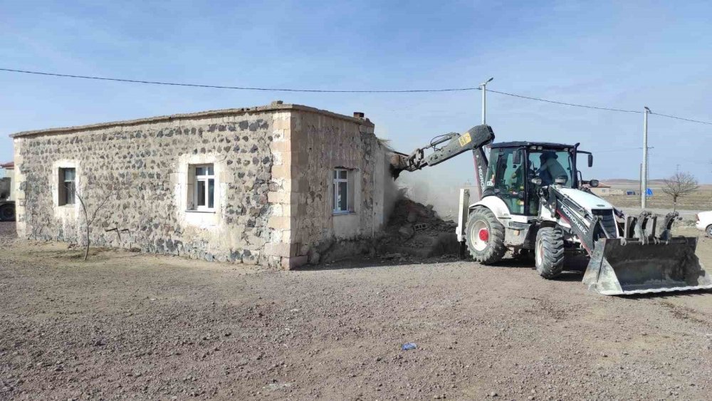 Konya'da depremde hasar gören ev belediye tarafından yıkılıp yeniden yapılacak