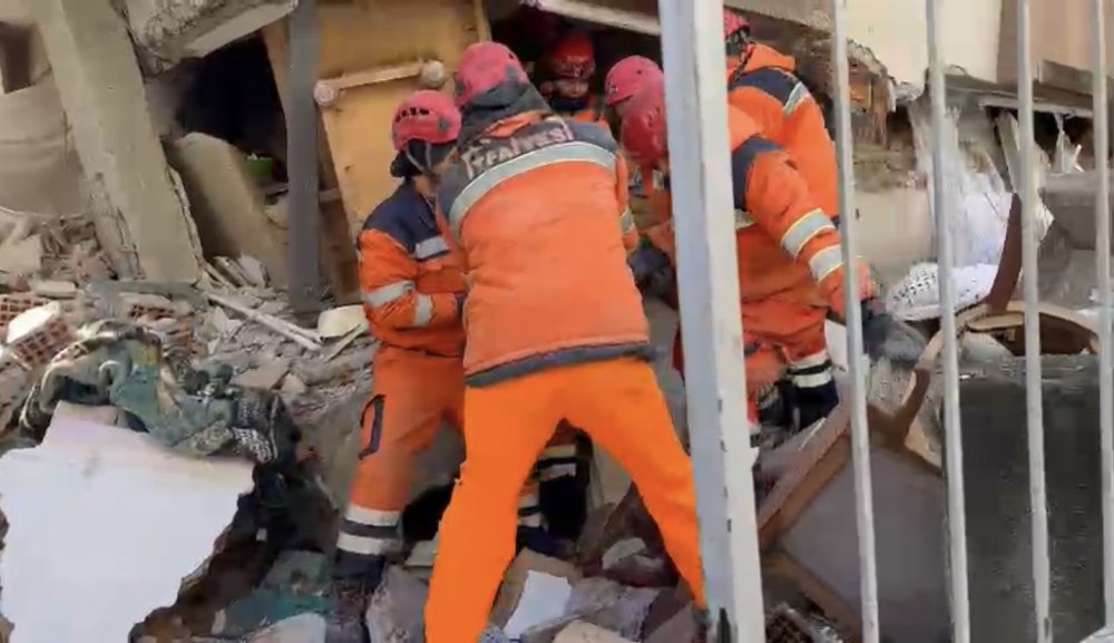 Konya'dan giden kurtarma ekibi Elif’i kurtarmaya çalışırken 4 kişiyi daha canlı çıkardılar
