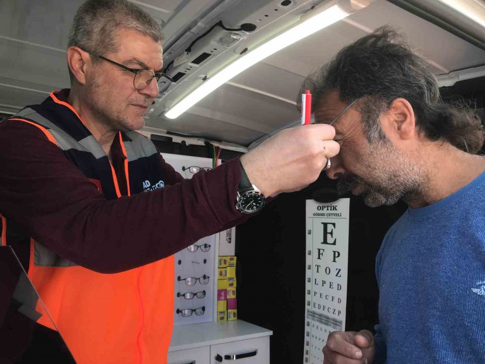 "Konya Mobil Gözlük Aracı" Hataylı depremzedelere hizmet veriyor