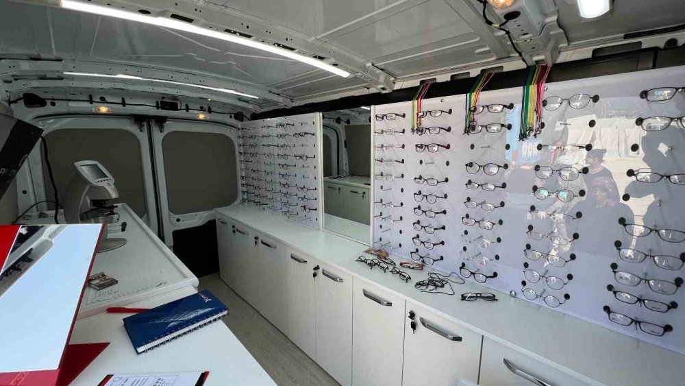 "Konya Mobil Gözlük Aracı" Hataylı depremzedelere hizmet veriyor
