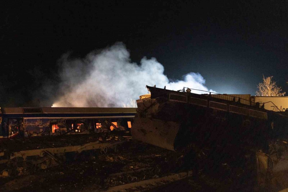 Yunanistan’da iki tren çarpıştı: 32 ölü, 85 yaralı