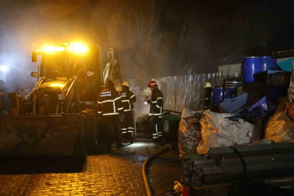 Geri dönüşüm deposunda yangın