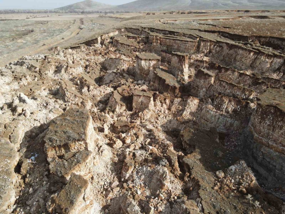 Kahramanmaraş'ta depremde oluşan devasa yarık havadan görüntülendi