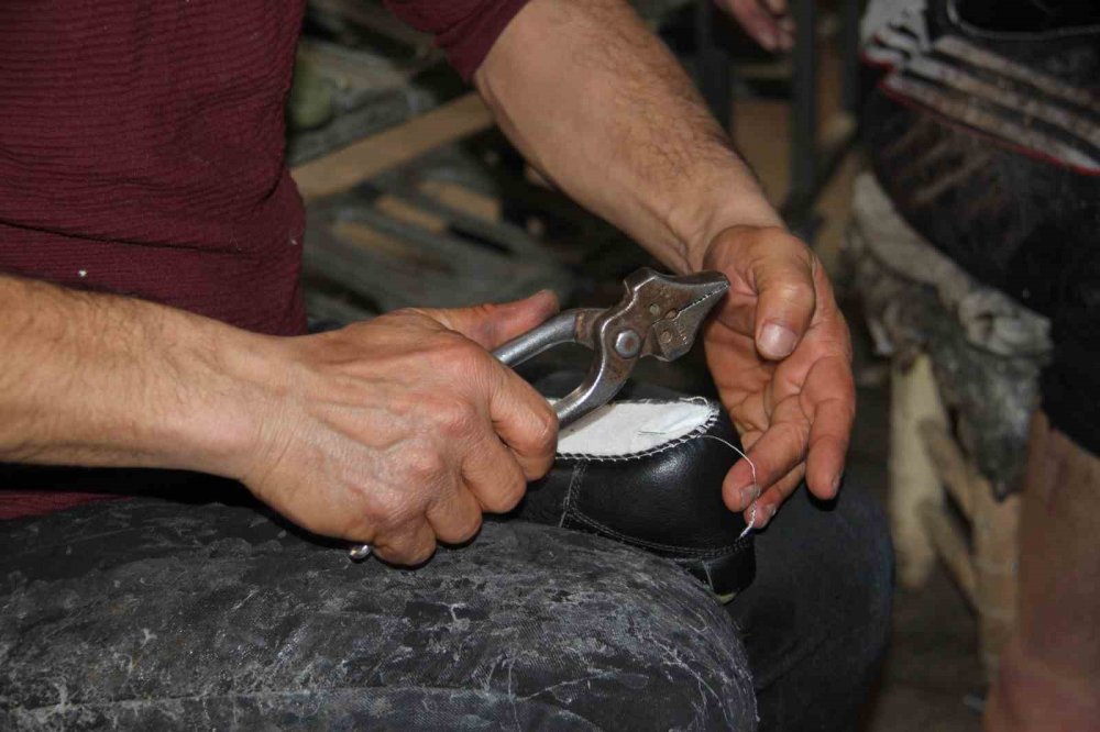 Konya'daki ayakkabı üreticileri depremzede meslektaşlarına kucak açtı