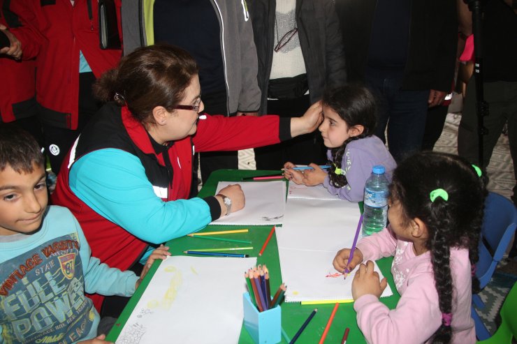 Aile ve Sosyal Hizmetler Bakanı Derya Yanık, depremzede çocuklarla oyun hamuru oynadı