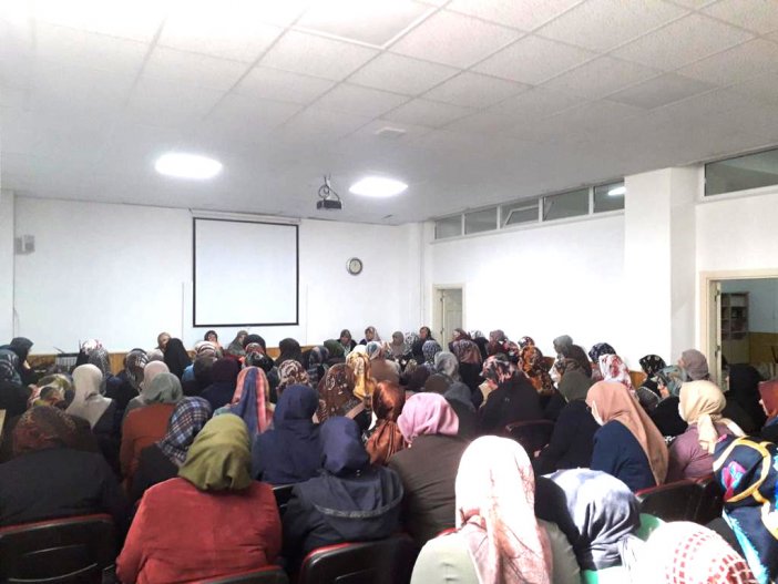 selcukluda-kadinlara-ozel-hatim-programi-yapildi-2.jpg