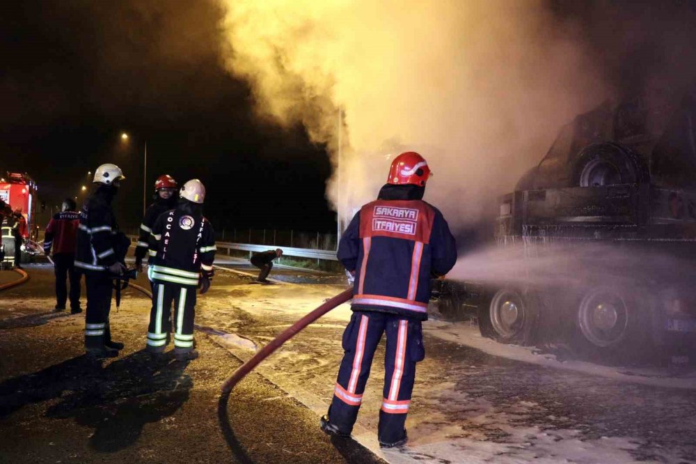Deprem bölgesine iş makinası taşıyan tır alevlere teslim oldu